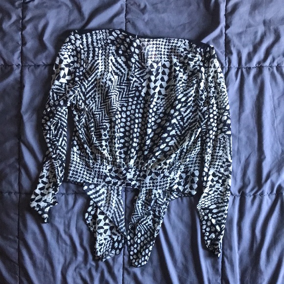 Pretty Good long sleeve thin shirt with beige pattern size large. Brand new - Picture 2 of 6